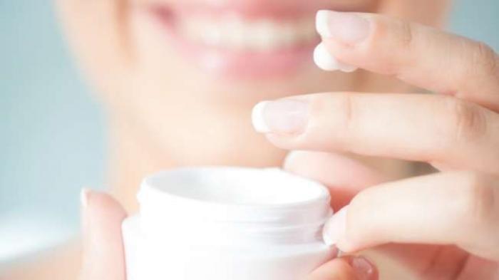 Ilustrasi produk pelembap yang memiliki kandungan Benzoyl Peroxide, biasa direkomendasikan untuk kulit berjerawat.