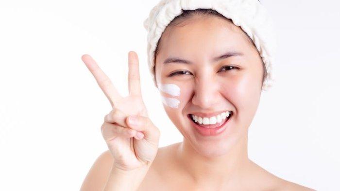 Wanita yang menggunakan pelembap wajah dengan rutin dapat memiliki tekstur kulit yang halus dan terawat dengan maksimal.