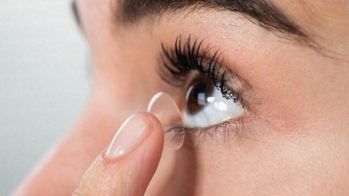 Penggunaan lensa kontak dan make up mata, sebaiknya sementara dihindari agar masalah mata bintitan bisa segera tratasi.