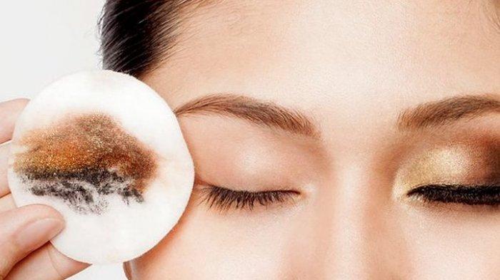 Membersihkan maskara menggunakan bahan alami untuk mengurangi iritasi