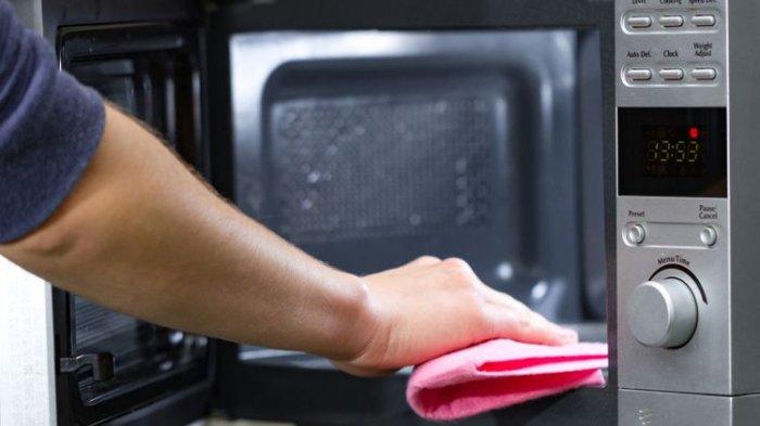 Ilustrasi membersihan microwave secara rutin agar lebih higienis, kulit jeruk bisa membantu prosesnya lebih maksimal dan aroma di dalamnya segar