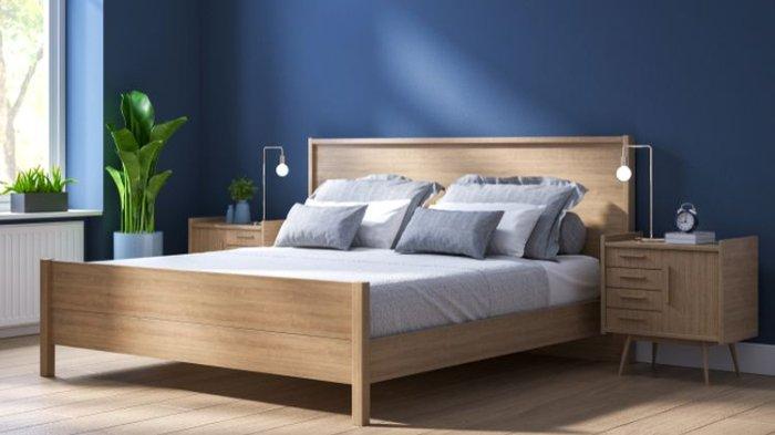 Pilih penataan tempat tidur yang sesuai di kamar minimalis agar lebih lega, manfaatkan kolong tempat tidur untuk simpan banyak barang
