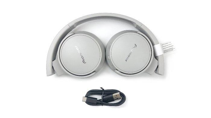 Desain headphone Pioneer SE-S3BT