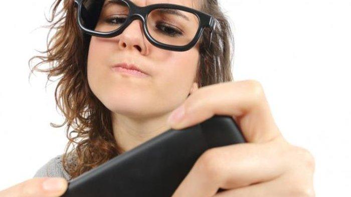 Ilustrasi wanita bermain game menggunakan ponsel.