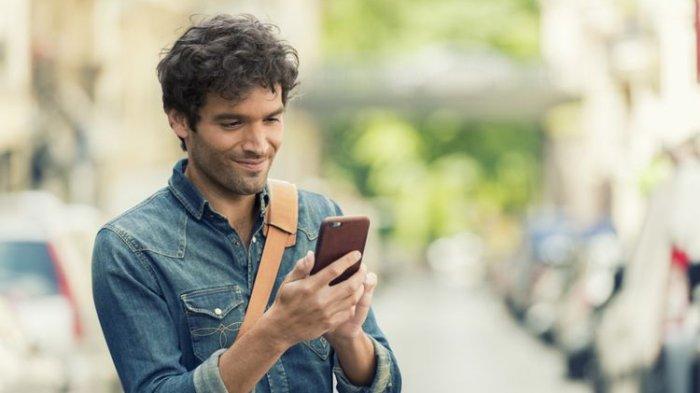 Ilustrasi pria sedang menggunakan smartphone.