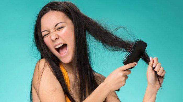 ilustrasi wanita menyisir rambut panjang.