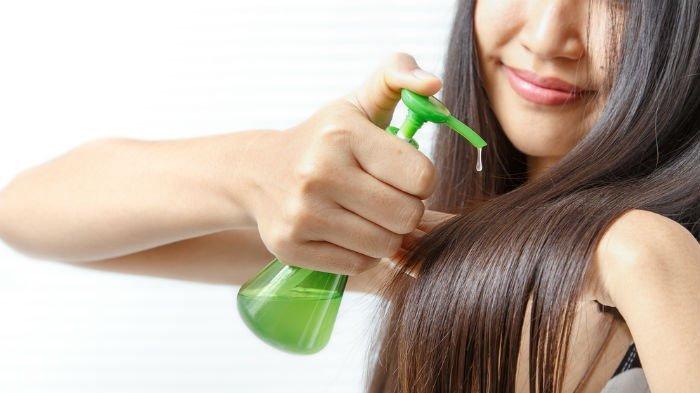 Pakailah hair mist agar rambut wangi tidak apek.