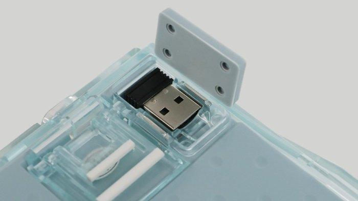 Ilustrasi USB Dongle yang tersimpan rapi pada slot penyimpanan yang telah tersedia di keyboard wireless