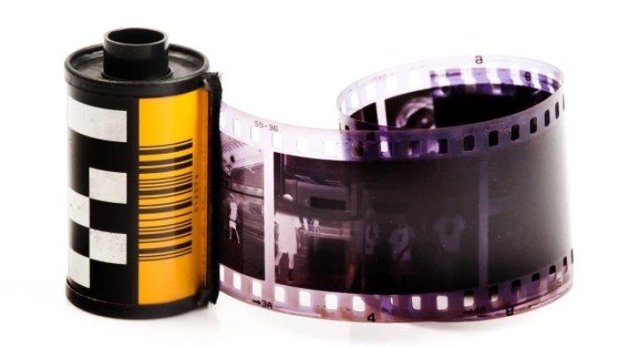 Kamu bisa memanfatakan roll film bekas untuk menggulung kabel headset agar tak berantakan