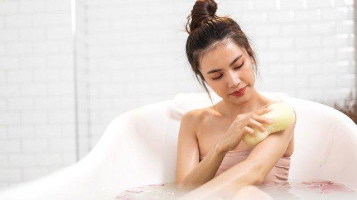 Ilustrasi wanita sedang mandi.