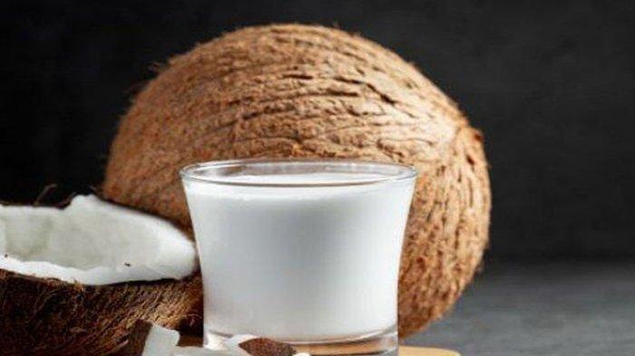Santan kelapa memiliki banyak manfaat untuk mengatasi masalah rambut rontok.