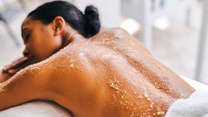 Ilustrasi wanita melakukan eksfoliasi kulit tubuh menggunakan scrub.