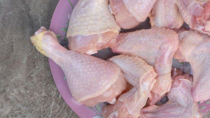 Sebelum menghaluskan daging ayam, sebaiknya pisahkan dulu dengan tulang agar tak merusak bilah blender