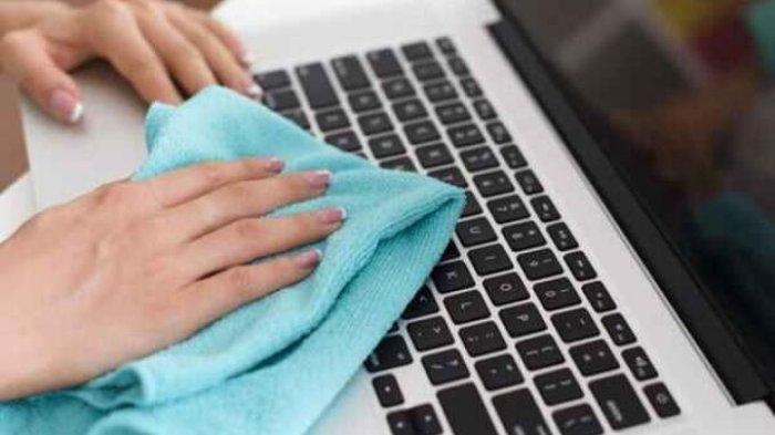 Semprotkan air ke kain microfiber secukupnya, kemudian usapkan ke atas keyboard