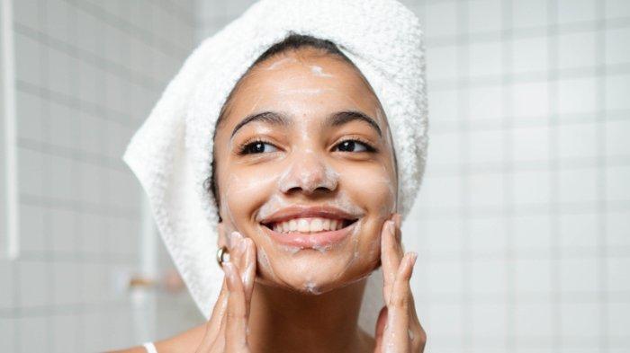 Ada baiknya perawatan dasar kulit wajah, dilakukan dengan membersihkan wajah menggunakan facial wash.