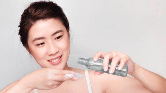 Ilustrasi toner wajah dengan kandungan alkohol, sebaiknya dihindari oleh pemilik kulit sensitif.