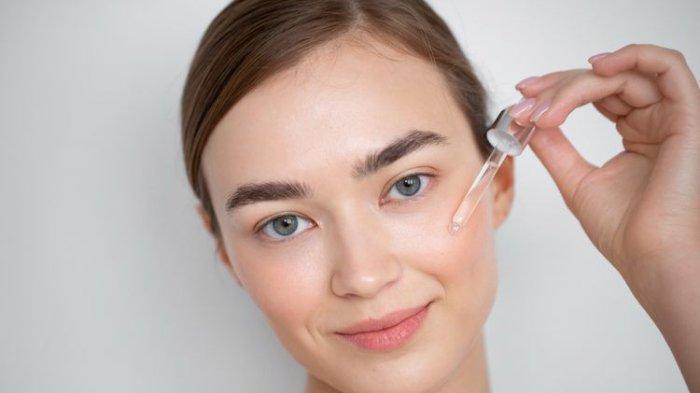 Gunakan serum di kulit wajah secara teratur, untuk mendapatkan tampilan skin barrir yang terawat.
