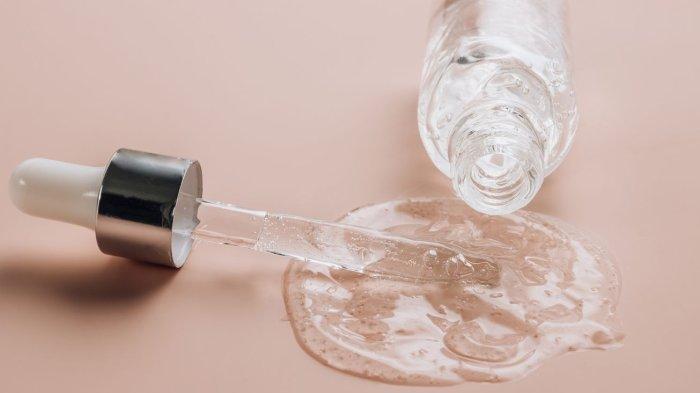 Ilustrasi serum dengan kandungan utama Hyaluronic Acid, punya manfaat yang baik untuk kulit, salah satunya menjaga kelembapan kulit.