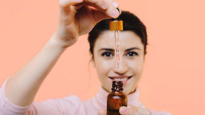 Penggunaan serum wajah dengan kandungan squalane oil yang tak hanya bermanfaat untuk kulit wajah, tapi juga bibir dan rambut.
