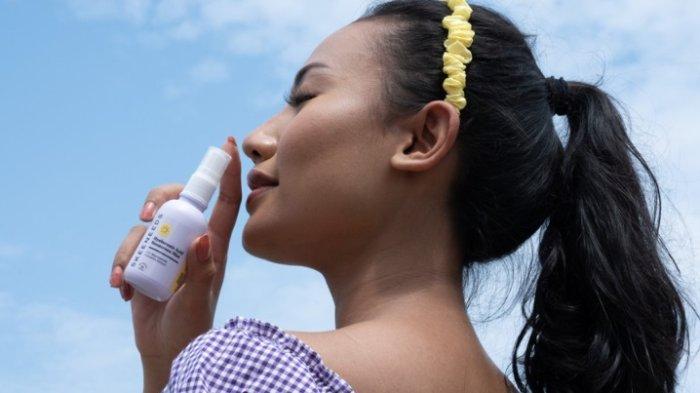 Skeeneeds Hyaluronic Acid Sunscreen Mist SPF 35 jadi salah satu rekomendasi sunscreen spray yang praktis dalam melindungi wajah dari pengaruh buruk sinar matahari.
