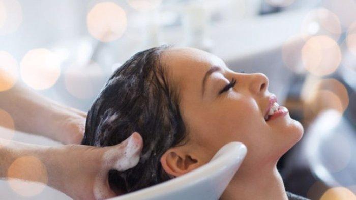ilustrasi wanita melakukan creambath.