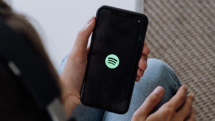 Ilustrasi seseorang sedang ingin mendengarkan musik menggunakan Spotify