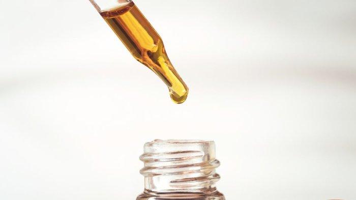 Ilustrasi produk skincare dengan kandungan squalane oil yang memiliki banyak manfaat untuk kulit.