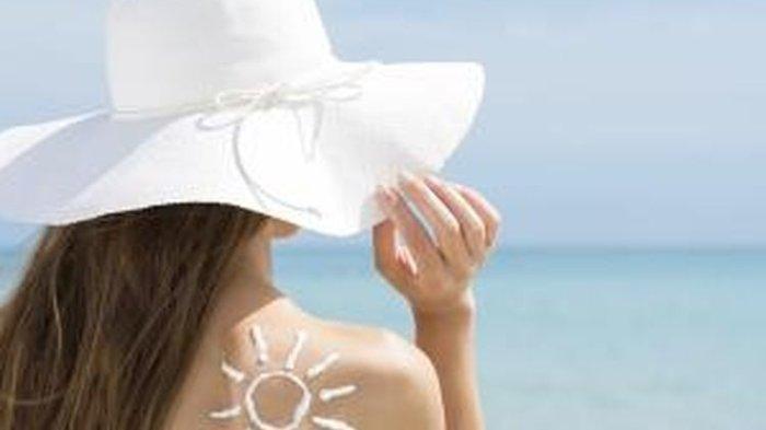 Ilustrasi seorang wanita beraktivitas di bawah terik matahari tidak lupa mengaplikasikan sunscreen atau tabir surya agar kulit tetap terlinungi.