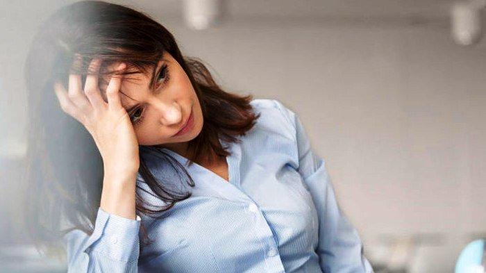 Ilustrasi seorang wanita yang mengalami stress, jika terjadi di waktu yang berkepanjangan dapat menyebabkan kulit menjadi kusam dan tampak tua.