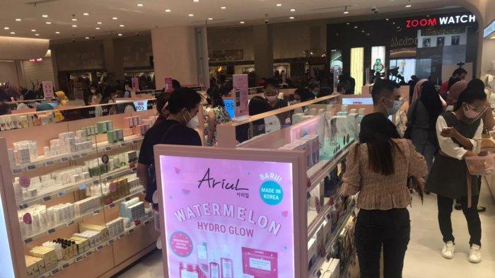 Ilustrasi berbelanja kosmetik di gerai resmi agar produk yang didapatkan asli atau original.