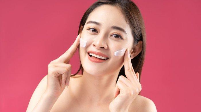 Ilustrasi wanita menggunakan face primer.