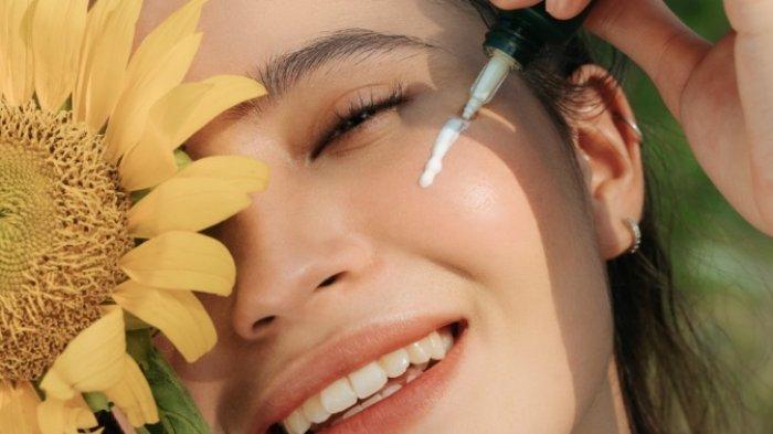 Ilustrasi seorang wanita yang mengaplikasikan produk sunscreen agar kulit tetap sehat dan terlindungi.