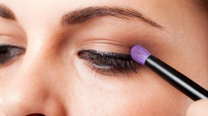 Tampil lebih cantik menggunakan eyeshadow.