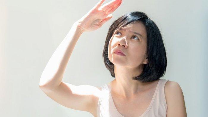 Melakukan kegiatan di bawah terik matahari, harus menggunakan sunblock agar kulit wajah terlindungi.