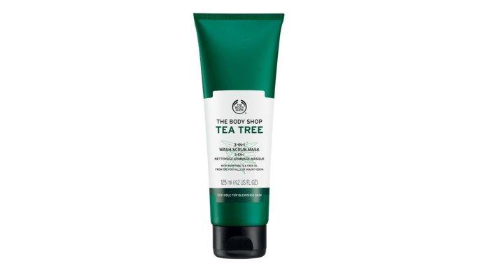 THE BODY SHOP Tea Tree 3 in 1 Wash Scrub Mask, bersihkan minyak berlebih pada wajah dan cegah munculnya jerawat.