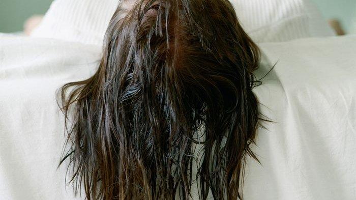 Ilustrasi seorang wanita sedang tidur dalam kondisi rambut basah