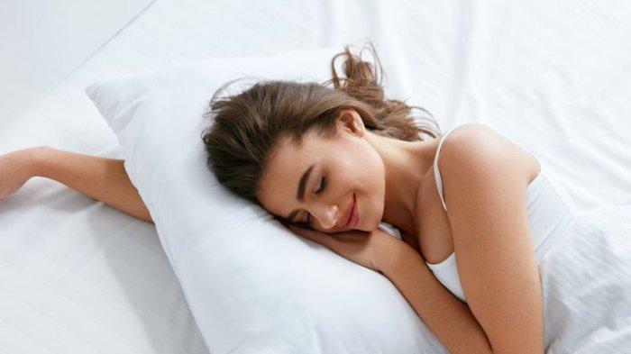 Untuk mendapatkan tidur pulas semalaman, kamu bisa menggunakan bantal yang nyaman.