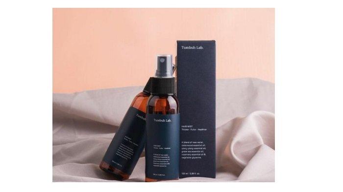 Tumbuh Lab Hair Mist hadir dengan botol spray bermaterial plastik berukuran 100 ml, berwarna senada dengan box-nya.