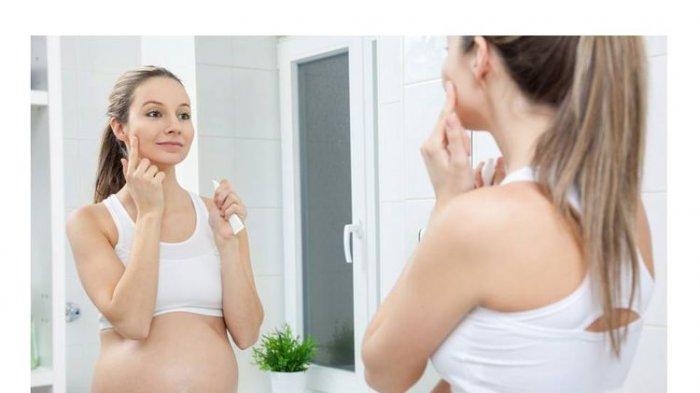 Ilustrasi wanita hamil sebaiknya menghentikan penggunaan skincare dengan kandungan retinol.