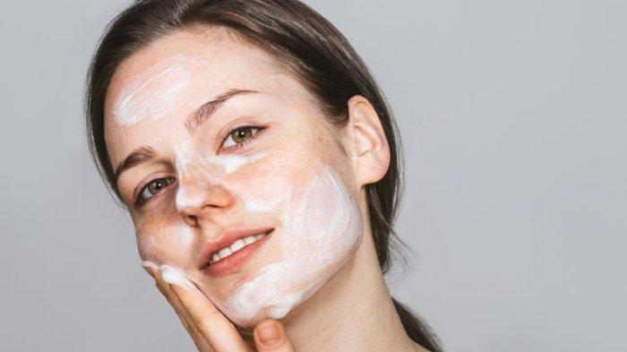 Mencuci wajah menggunakan facial wash dapat membantu angkat kotoran dan bakteri di wajah dengan maksimal.