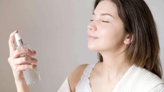 Menggunakan setting spray di wajah akan membuat make up bertahan dalam jangka waktu yang lama.