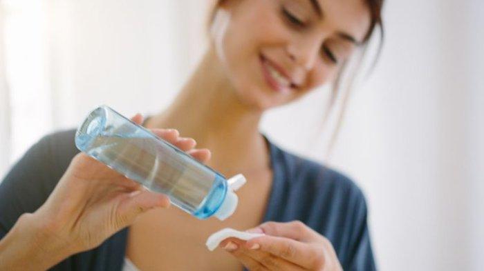 Menggunakan toner dengan teratur dapat membantu angkat sel kulit mati di wajah dengan maksimal.