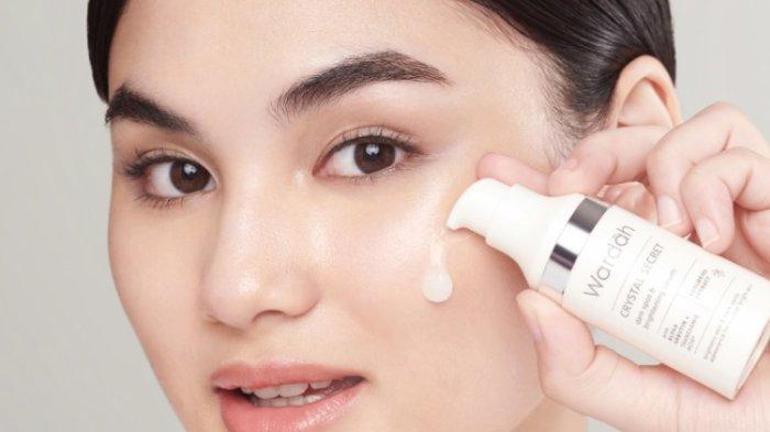 Tekstur dari Wardah Crystal Secret Dark Spot & Brightening Serum, cenderung berupa gel namun tetap mudah diaplikasikan dan menyerap ke kulit.