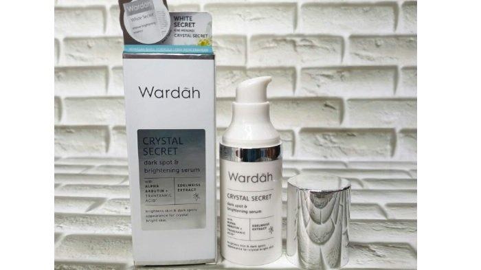 Kemasan dari Wardah Crystal Secret Dark Spot & Brightening Serum berupa botol pump dengan desain yang simpel.
