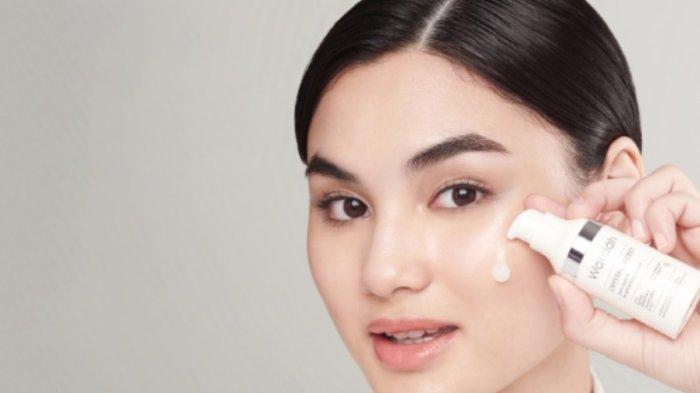 Ilustrasi pengaplikasian produk skincare yang mengandung niacinamide.