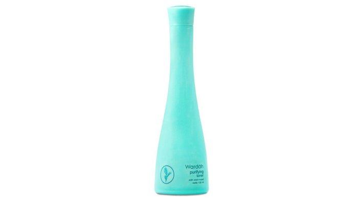 Wardah Purifying Toner, memiliki formula dengan pH yang seimbang dan non-alkohol sehingga aman di wajah.