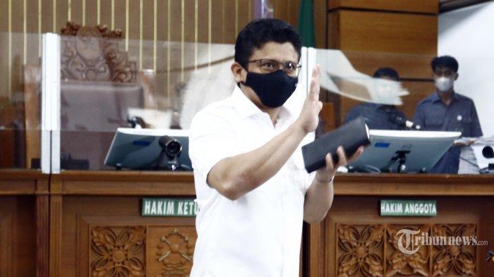 Ferdy Sambo saat memberikan salam hormat kepada pengunjung di dalam ruangan sidang di persidangan pembunuhan berencana Brigadir Nofriansah Yosua Hutabarat (Brigadir J) di Pengadilan Negeri Jakarta Selatan, Jakarta. Ferdy Sambo membenarkan keterlibatan Kabareskrim Komjen Agus Andrianto dalam kasus tambang ilegal di Kalimantan Timur.