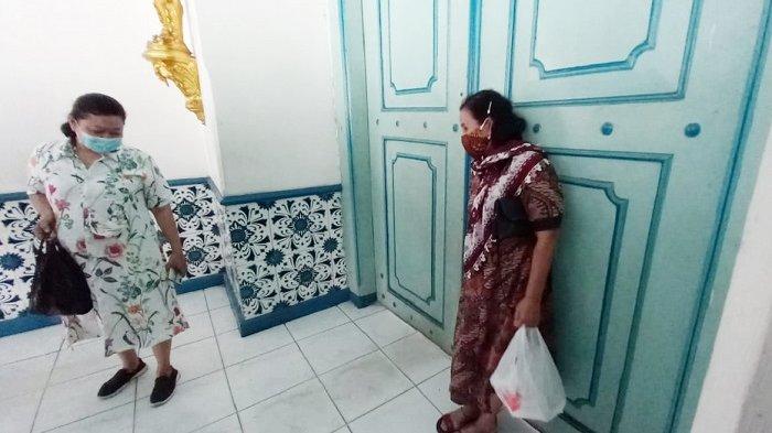 Abdi dalam kecele tak bisa membuka pintu di Keraton Kasunanan Surakarta untuk menemui sejumlah kerabat yang diklaim terkurung di Kelurahan Baluwarti, Kecamatan Pasar Kliwon, Kota Solo, Jumat (12/2/2021).