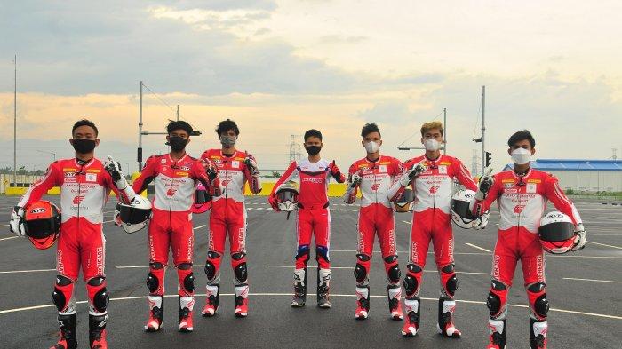 AHM Astra Honda Racing Team berfoto bersama