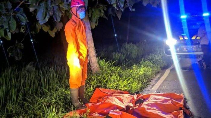Proses evakuasi korban Paino (39) korban tabrak lari di Jalan Sambungmacan - Gondang, Desa Toyogo, Kecamatan Sambungmacan, Kabupaten Sragen, Minggu (10/1/2021).